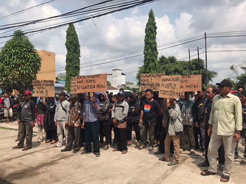 warga demo perusahaan
