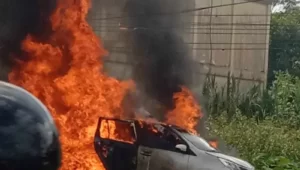 mobil terbakar