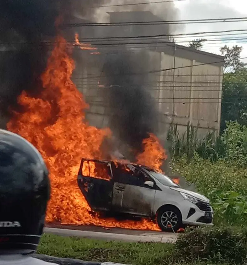 mobil terbakar