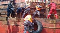evakuasi korban kapal