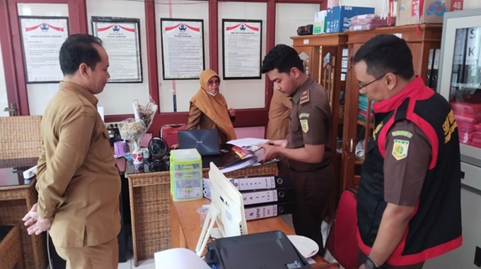 KEJARI GELEDAH DISKOPERINDAG SERUYAN