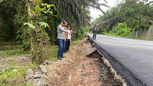 jalan rusak kobar