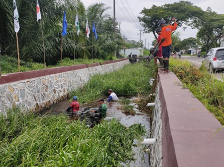 bersihkan sungai di sampit