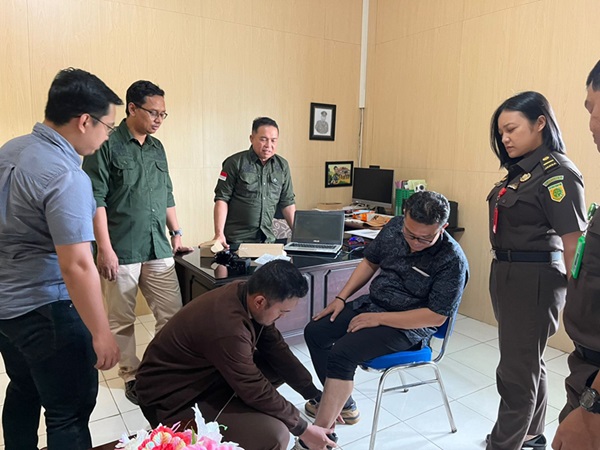 kejari tahan s korupsi pryek jalan