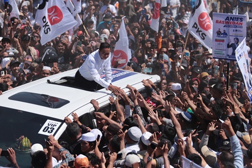 anies baswedan menghadiri kampanye di lapangan karang pule mataram