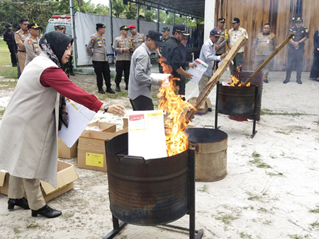 bakar surat suara