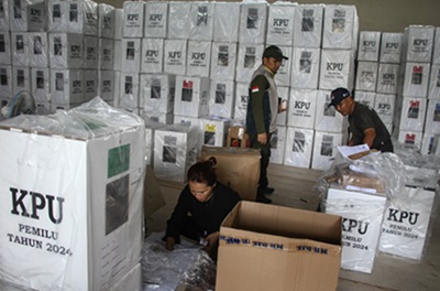 pekerja melakukan pengemasan logistik pemilu di gudang logistik kpu palangka raya, kalimantan tengah, kamis (8/2/2024).