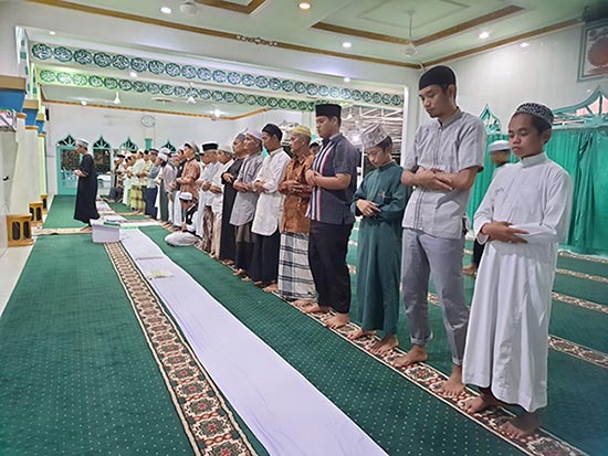 salat di masjid babussalam
