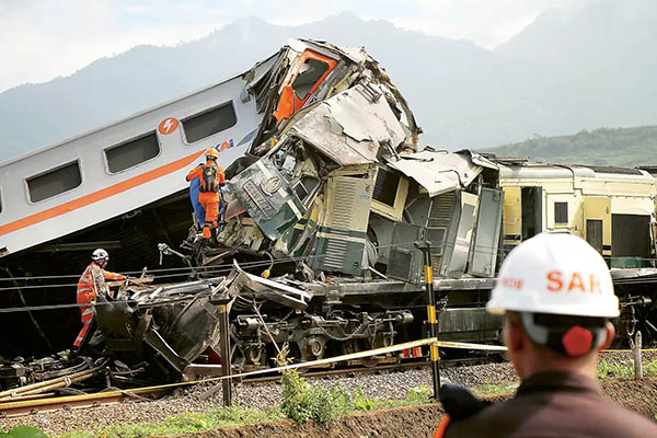 tabrakan kereta