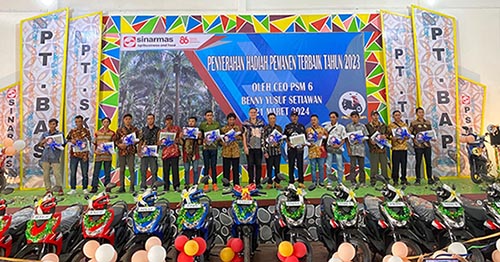 sinar mas foto 1 foto para penerima penghargaan pemanen terbaik (yg meperoleh sepeda motor) bersama bapak ceo