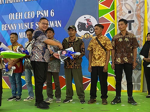 sinar mas foto 2 penyerahan kunci sepeda motor secara simbolis oleh bapak ceo kepada salah satu penerima penghargaan pemanen terbaik