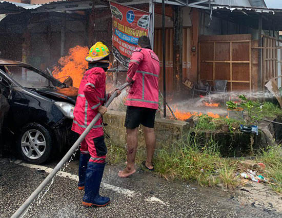 mobil terbakar