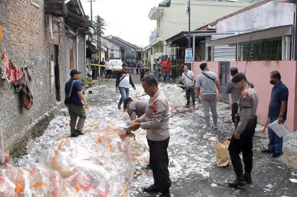 PETASAN MELEDAK petasan meledak