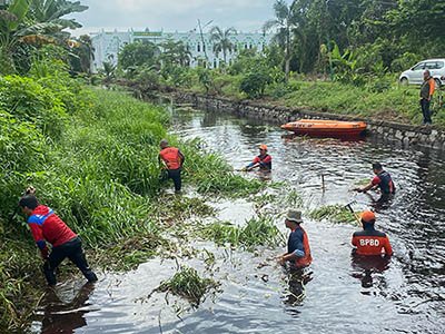 bersihkan sungai