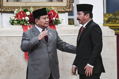 menteri pertahanan prabowo subianto (kiri) berbincang dengan menko polhukam hadi tjahjanto menghadiri pelantikan marsekal madya tni mohamad tonny harjono menjadi kepala staf tni angkatan udara (ksau) di istana negara, jakarta, jumat (5/4/2024).