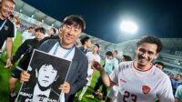 pelatih timnas u 23 indonesia shin tae yong (kiri) membawa poster diringan usai menang melawan timnas u 23 korea selatan pada babak perempat final piala asia u 23 2024 di stadion abdullah bin khalifa, doha, qatar,