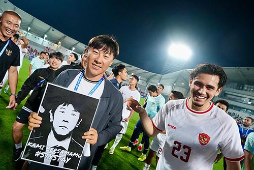 pelatih timnas u 23 indonesia shin tae yong (kiri) membawa poster diringan usai menang melawan timnas u 23 korea selatan pada babak perempat final piala asia u 23 2024 di stadion abdullah bin khalifa, doha, qatar,