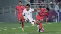 pesepak bola timnas u 23 indonesia komang teguh trisnanda (tengah) berebut bola dengan pesepak bola timnas u 23 korea selatan kim dong jin (kanan) pada babak perempat final piala asia u 23 2024 di stadion abdullah bin khalifa, doha, jumat (26/4/2024) dini