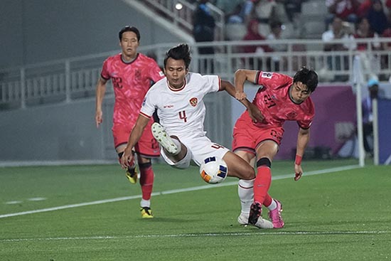 pesepak bola timnas u 23 indonesia komang teguh trisnanda (tengah) berebut bola dengan pesepak bola timnas u 23 korea selatan kim dong jin (kanan) pada babak perempat final piala asia u 23 2024 di stadion abdullah bin khalifa, doha, jumat (26/4/2024) dini