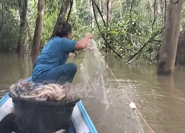 menjala ikan