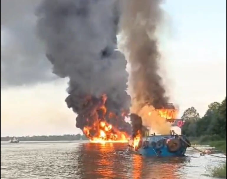 kebakaran tugboat barito