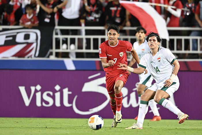 pesepak bola timnas indonesia u 23 marselino ferdinan (kiri) melewati hadangan pesepak bola timnas irak u 23 karrar mohammed ali (kanan) dalam pertandingan perebutan tempat ketiga piala asia u 23 2024 di stadion abdullah bin khalifa, doha, qatar, jumat (3