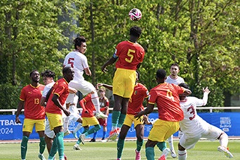 pesepak bola timnas u 23 indonesia komang teguh (keempat kiri) berusaha menyundul bola saat melawan timnas u 23 guinea dalam pertandingan play off memperebutkan tiket olimpiade paris 2024 di stade pierre pibarot, clairefontaine en yvelines, prancis, kamis