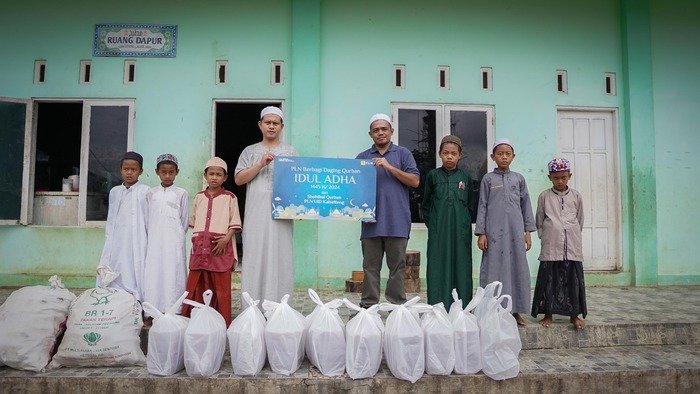 Pondok Pesantren Raudatun Nasyihin yang fokus menampung anak – anak yatim dan dhuafa menerima pembagian daging kurban dari PLN UID Kalselteng.