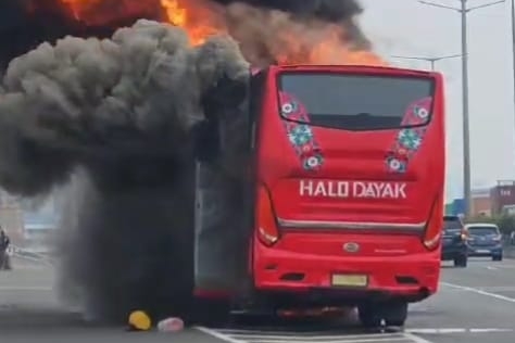 bus terbakar