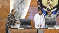 menko polhukam hadi tjahjanto (kedua kanan) didampingi menkominfo budi ari setiadi (kiri) bersiap memimpin rapat koordinasi tingkat menteri tentang pemberantasan judi online di kemenko polhukam, jakarta, rabu (19/6/2024).