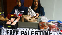 panitia menata barang bekas berupa sepatu layak pakai yang dijual dalam garrage sale di gedung merah universitas brawijaya (ub), malang, jawa timur, senin (10/6/2024).