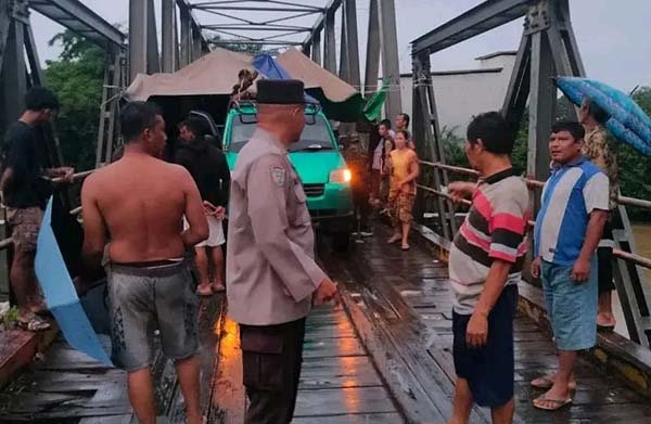 jembatan arut jebol
