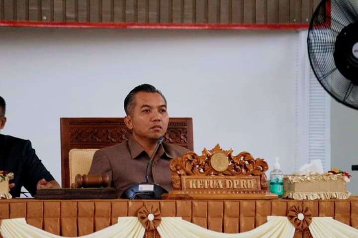 MUSYAWARAH: Ketua DPRD Seruyan Zuli Eko Prasetyo saat memimpin salah satu agenda rapat.