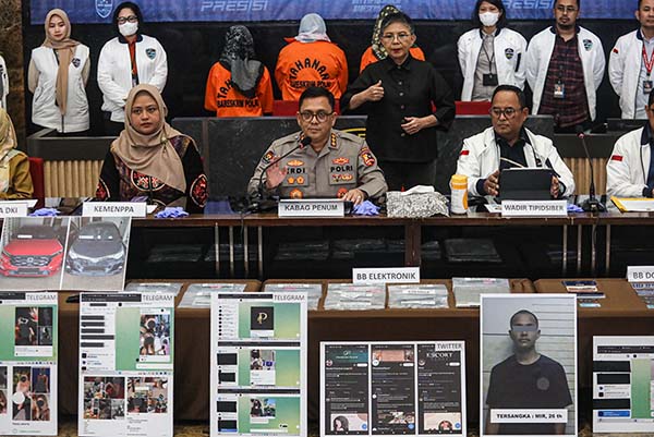 wadirtipidsiber bareskrim polri kombes dani kuston (kanan), kaba