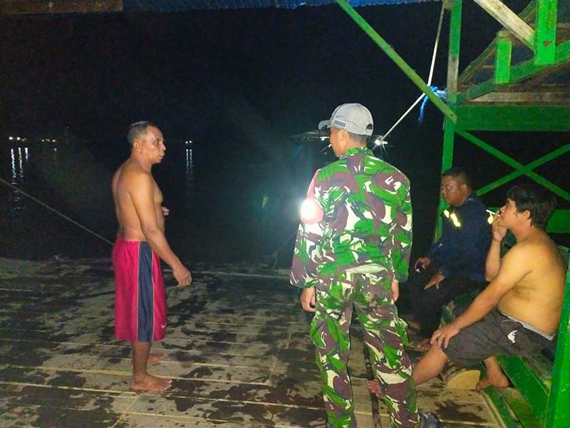 mobil masuk sungai