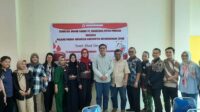 Pimpinan (tengah), manajemen, serta karyawan pt baratama putra perkasa setelah usai melaksanakan donor darah