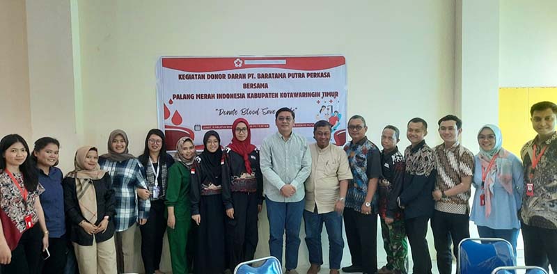 Pimpinan (tengah), manajemen, serta karyawan pt baratama putra perkasa setelah usai melaksanakan donor darah