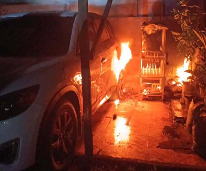 mobil terbakar