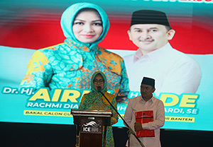 bakal calon gubernur banten airin rachmi diany (kiri) didampingi bakal calon wakil gubernur ade sumardi (kanan) memberikan pidato politiknya saat deklarasi dan penyerahan surat keputusan (sk) dukungan partai demokrasi indonesia perjuangan (pdip) di indone