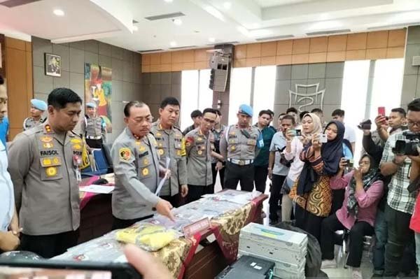 POLISI MERAMPOK POLISI MERAMPOK