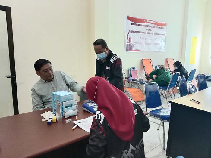pimpinan pt bpp saat diambil darahnya oleh petugas pmi kab kotim