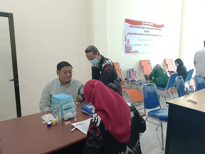 pimpinan pt bpp sedang dichek oleh petugas kesehatan sebelum melaksanakan donor darah