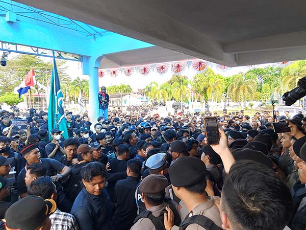 Demo DPRD Kalteng