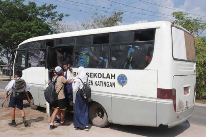 bus sekolah