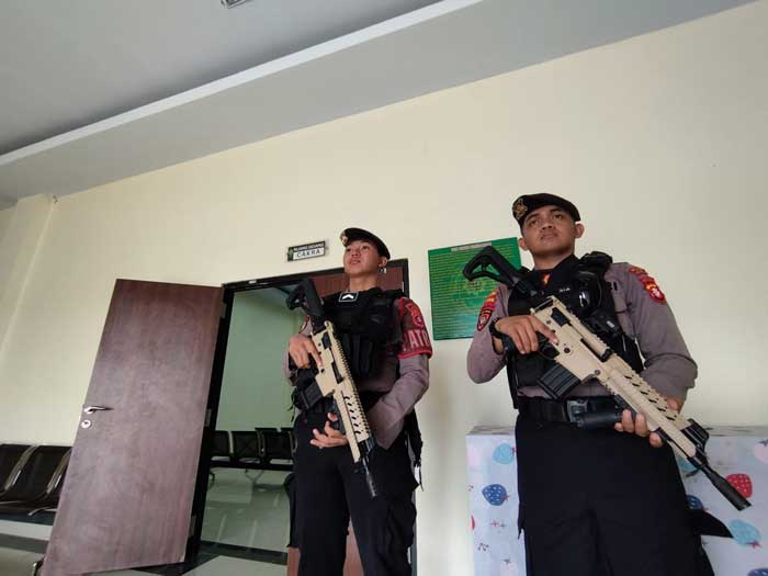 polisi berjaga