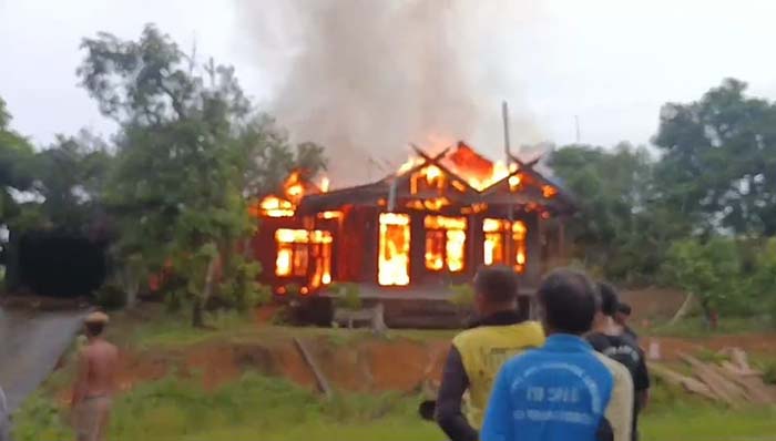 rumah terbakar