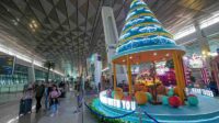 pernak pernik natal dan arena bermain di bandara soetta