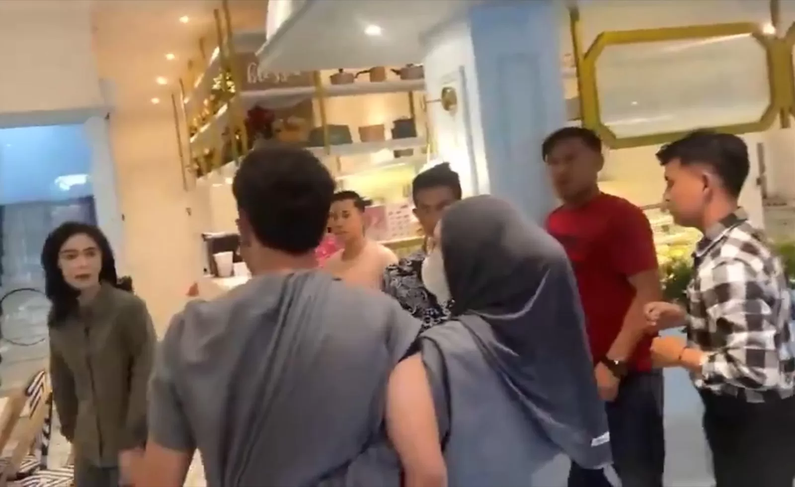 pukul dokter