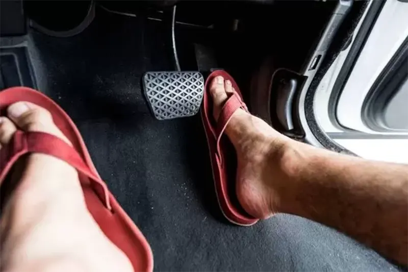 mengemudi pakai sandal jepit