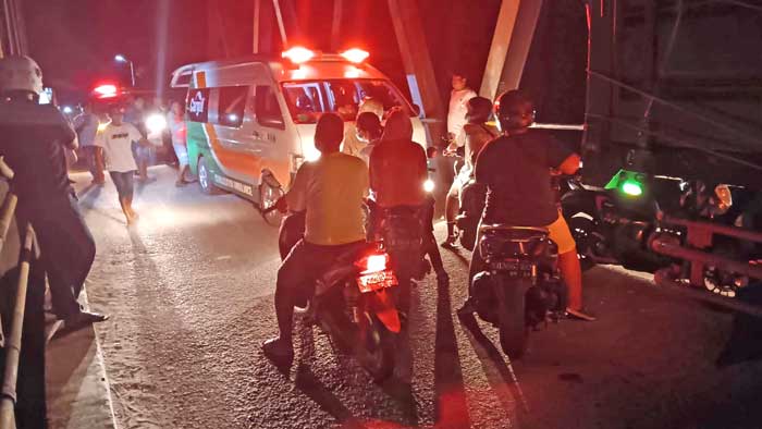 ambulan kejebak macet